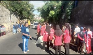 Pengurus IKA Spenter dan Siswa SMP Negeri 4 Ternate kerja bhakti pembersihan Sampah di area kelurahan Kalumata Puncak.(foto:adm)
