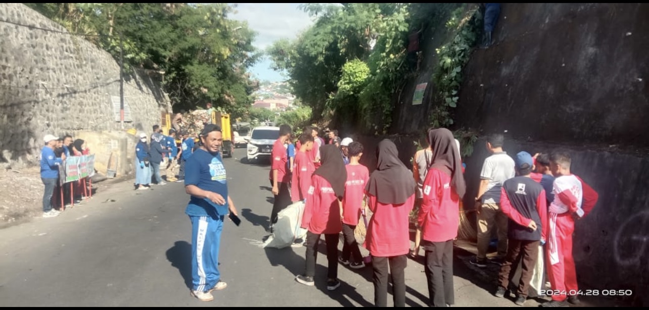 Pengurus IKA Spenter dan Siswa SMP Negeri 4 Ternate kerja bhakti pembersihan Sampah di area kelurahan Kalumata Puncak.(foto:adm)