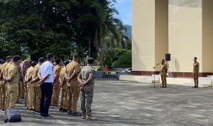 Sekretaris Daerah Provinsi Maluku Utara Drs. Samsudin Abdul Kadir, M.Si saat memimpin apel Senin pagi bersama yang diikuti ASN Lingkup Provinsi Maluku Utara.(foto:adm)