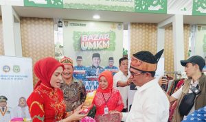 Pj. Sekprov Malut pada Bazar UMKM MTQ VII Nasional Kaltim.(foto:adm)