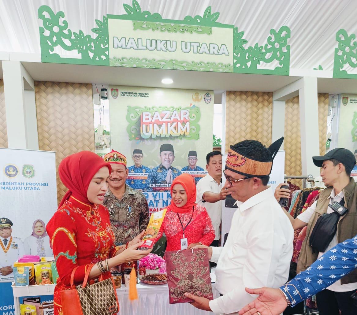 Pj. Sekprov Malut pada Bazar UMKM MTQ VII Nasional Kaltim.(foto:adm)